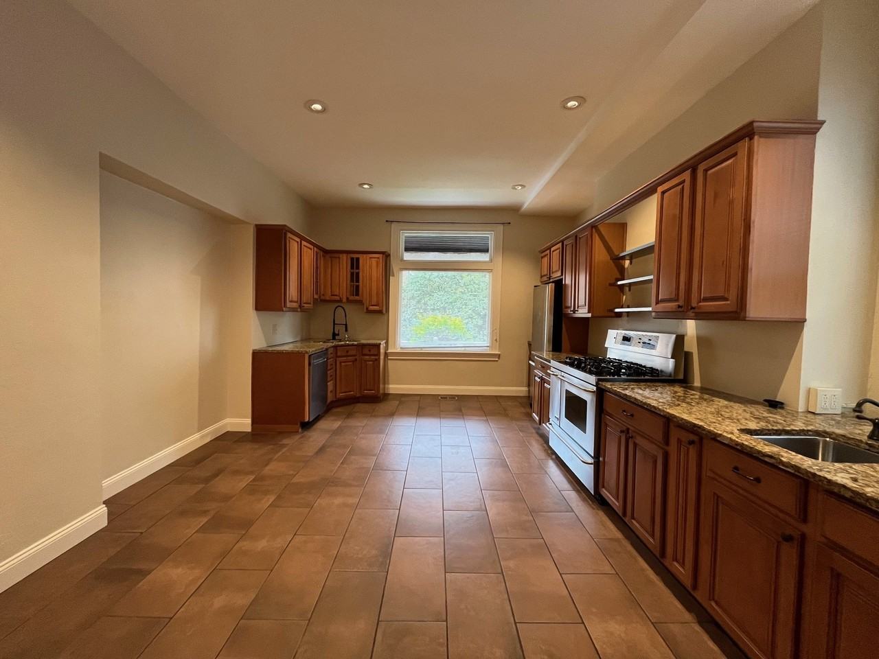 347 Stratford Ave #1 - Photo 3 of 47