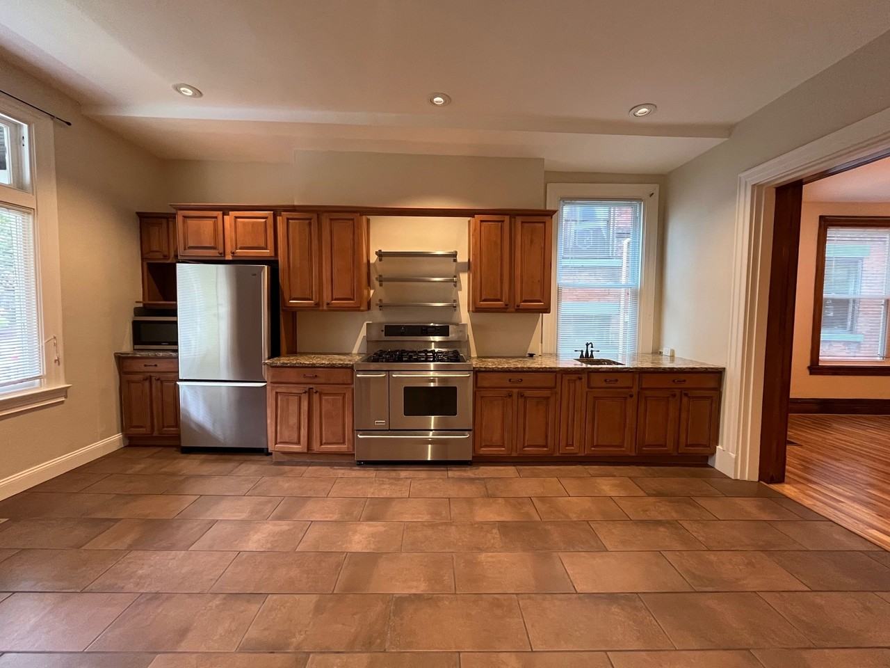 347 Stratford Ave #1 - Photo 4 of 47
