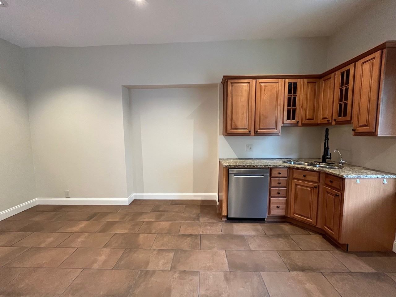 347 Stratford Ave #1 - Photo 5 of 47