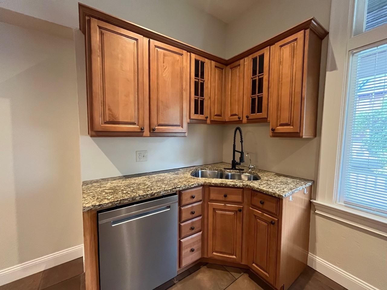 347 Stratford Ave #1 - Photo 6 of 47