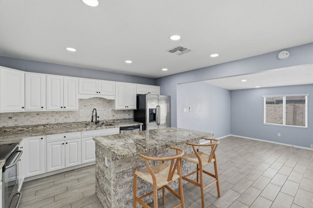 2934 N 79th Ln - Photo 2 of 31