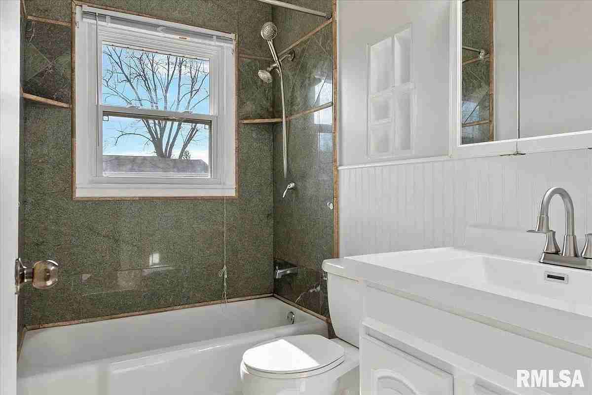 93 Dawn Dr #1 - Photo 4 of 9
