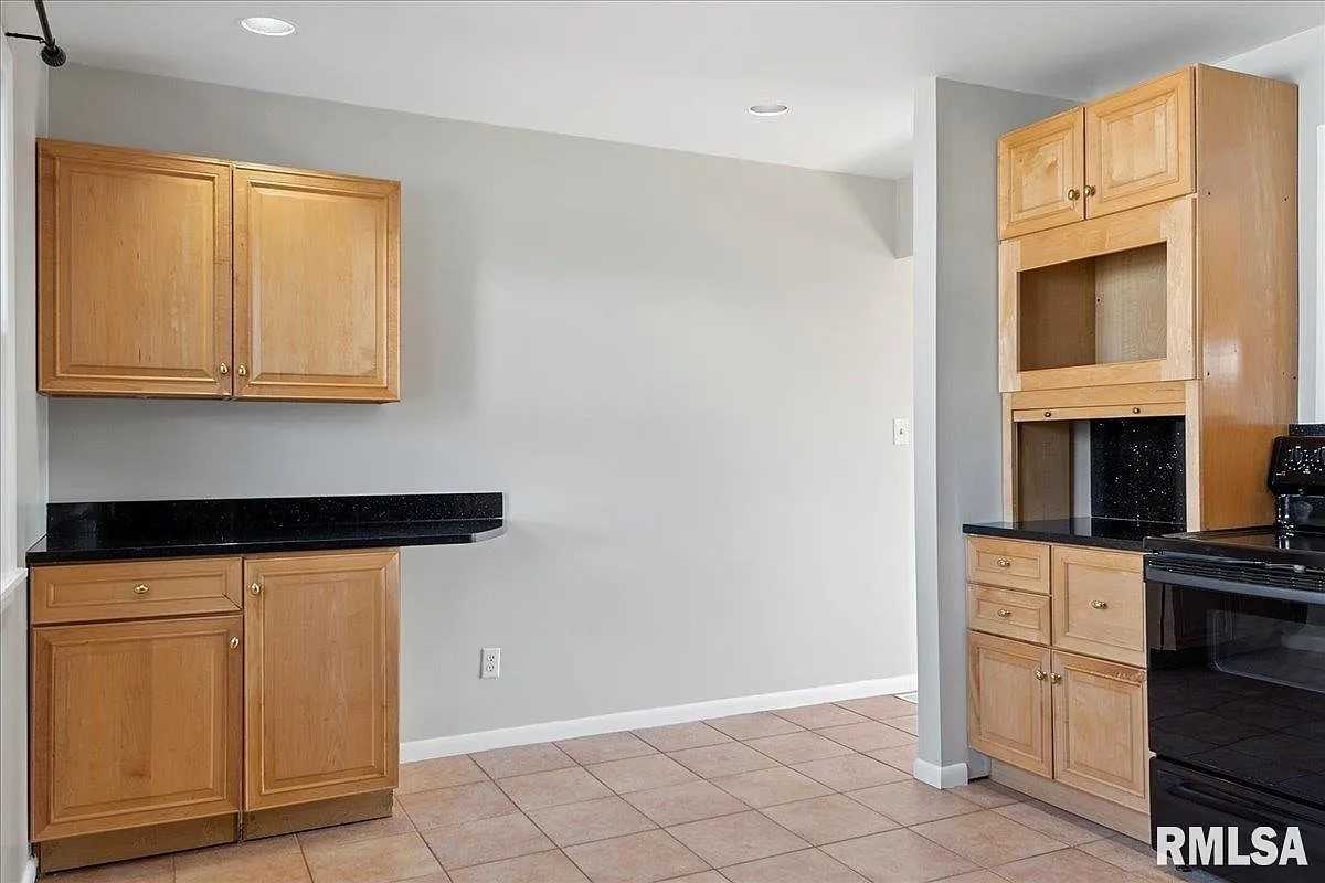 93 Dawn Dr #1 - Photo 5 of 9
