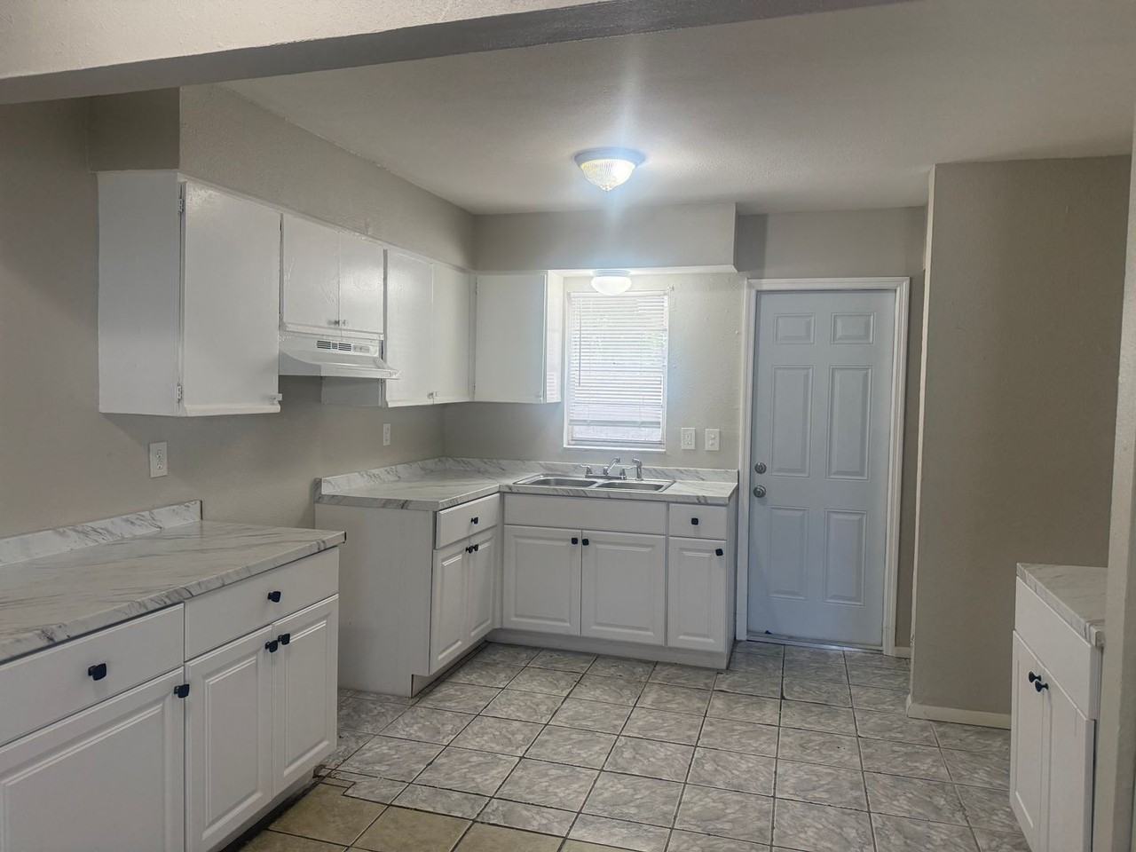 925 33rd Ave W - Photo 5 of 15