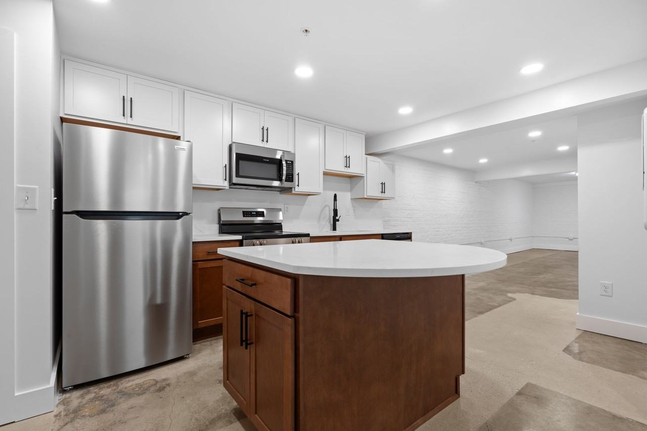 2033 W Broad St - Photo 2 of 21