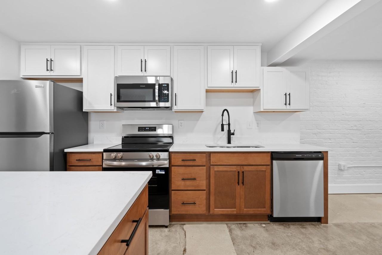 2033 W Broad St - Photo 4 of 21