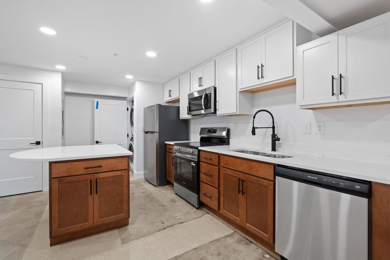 2033 W Broad St - Photo 5 of 21