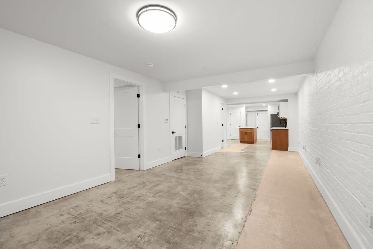 2033 W Broad St - Photo 6 of 21