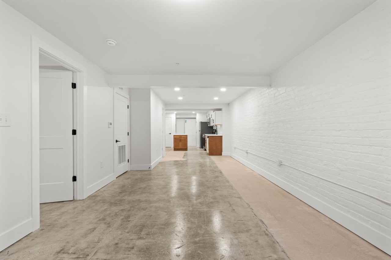 2033 W Broad St - Photo 7 of 21