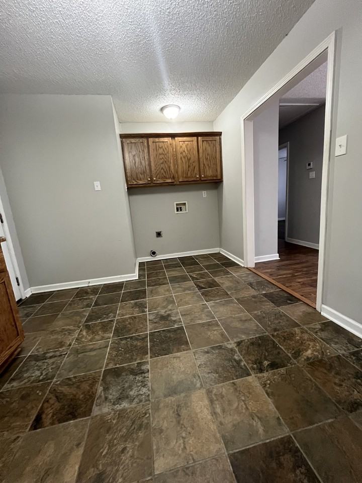 320 Main St #8 - Photo 3 of 7