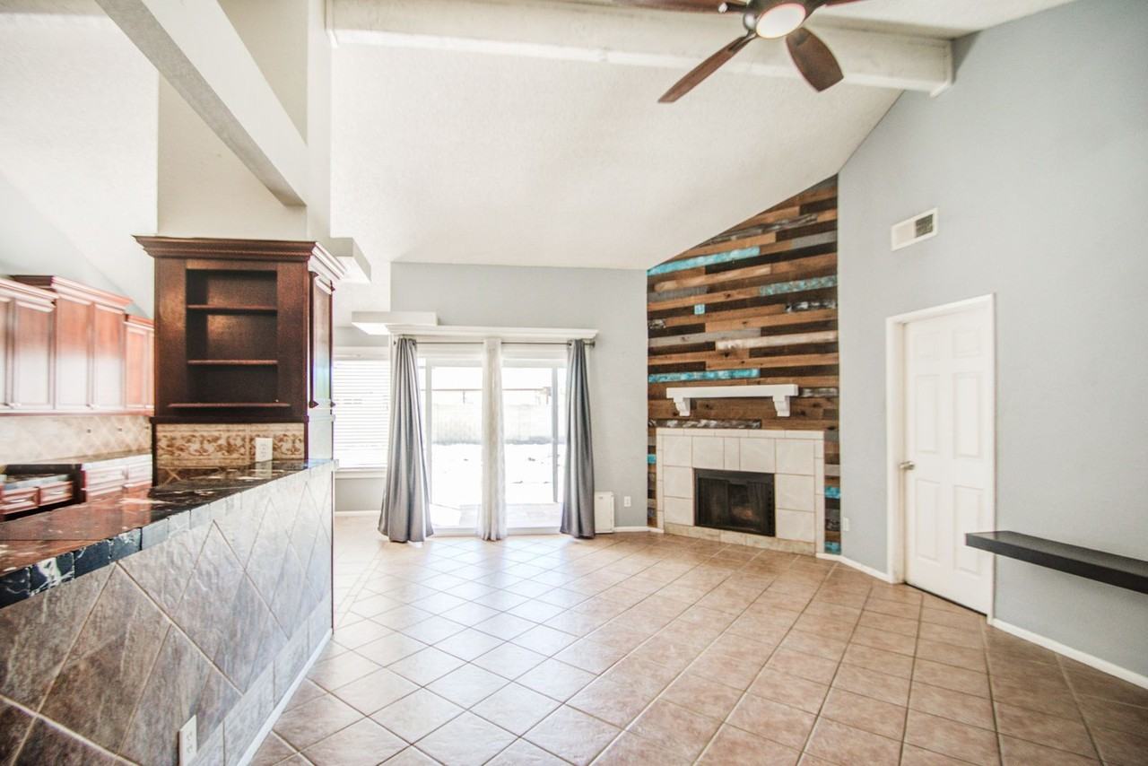 5321 W Eugie Ave - Photo 3 of 34