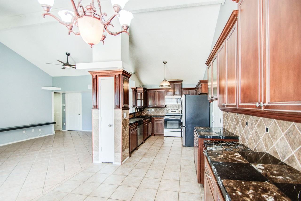 5321 W Eugie Ave - Photo 5 of 34