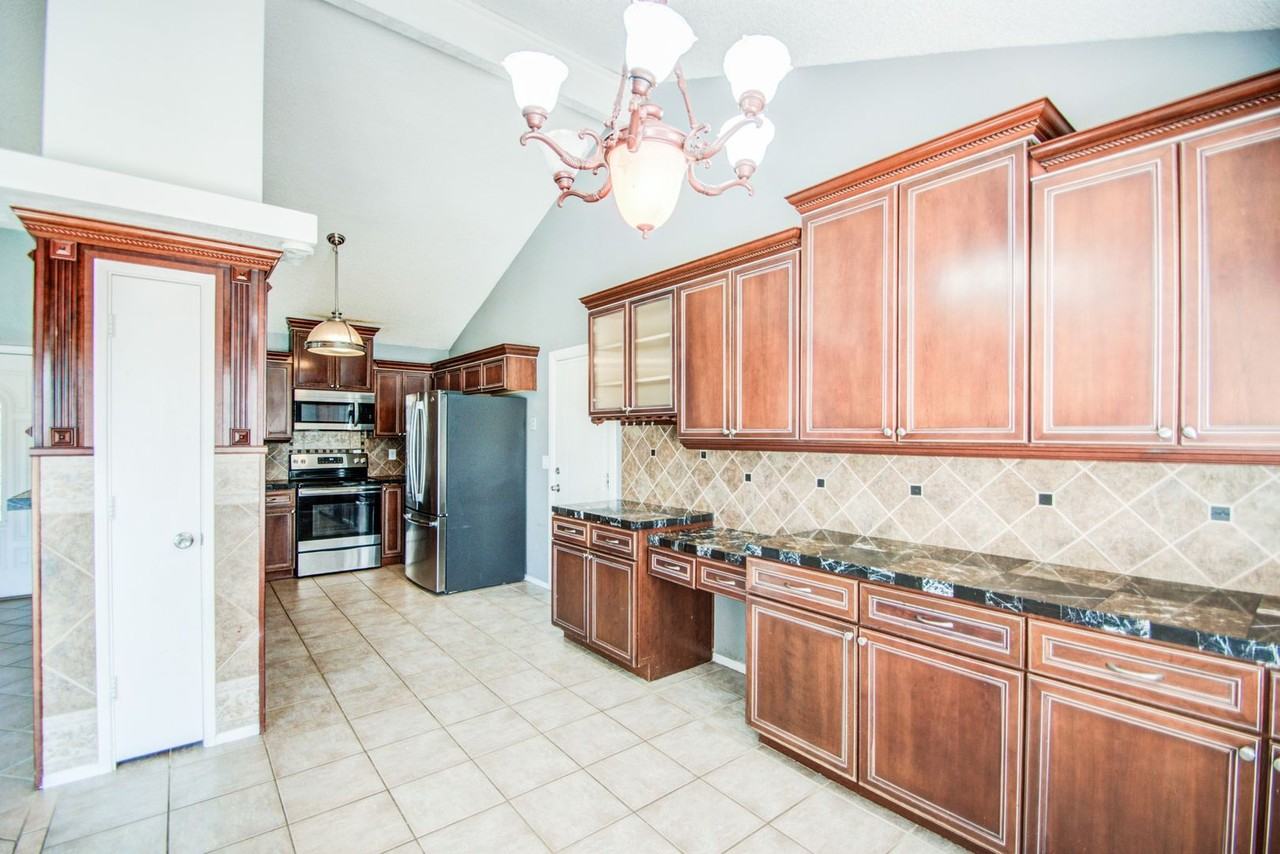 5321 W Eugie Ave - Photo 6 of 34