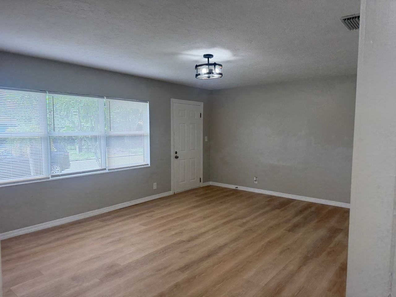 1612 15th Ave W - Photo 4 of 26