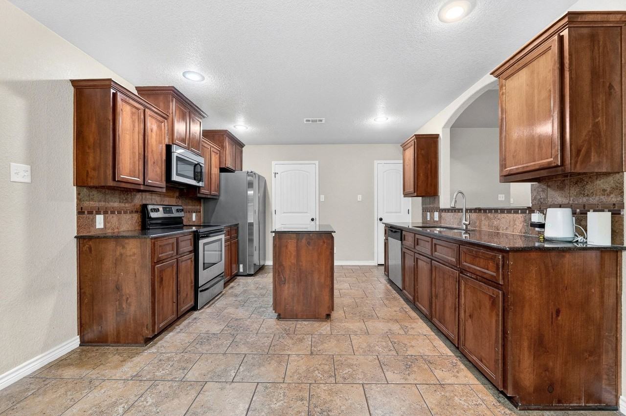 6005 New Castle Dr - Photo 4 of 22