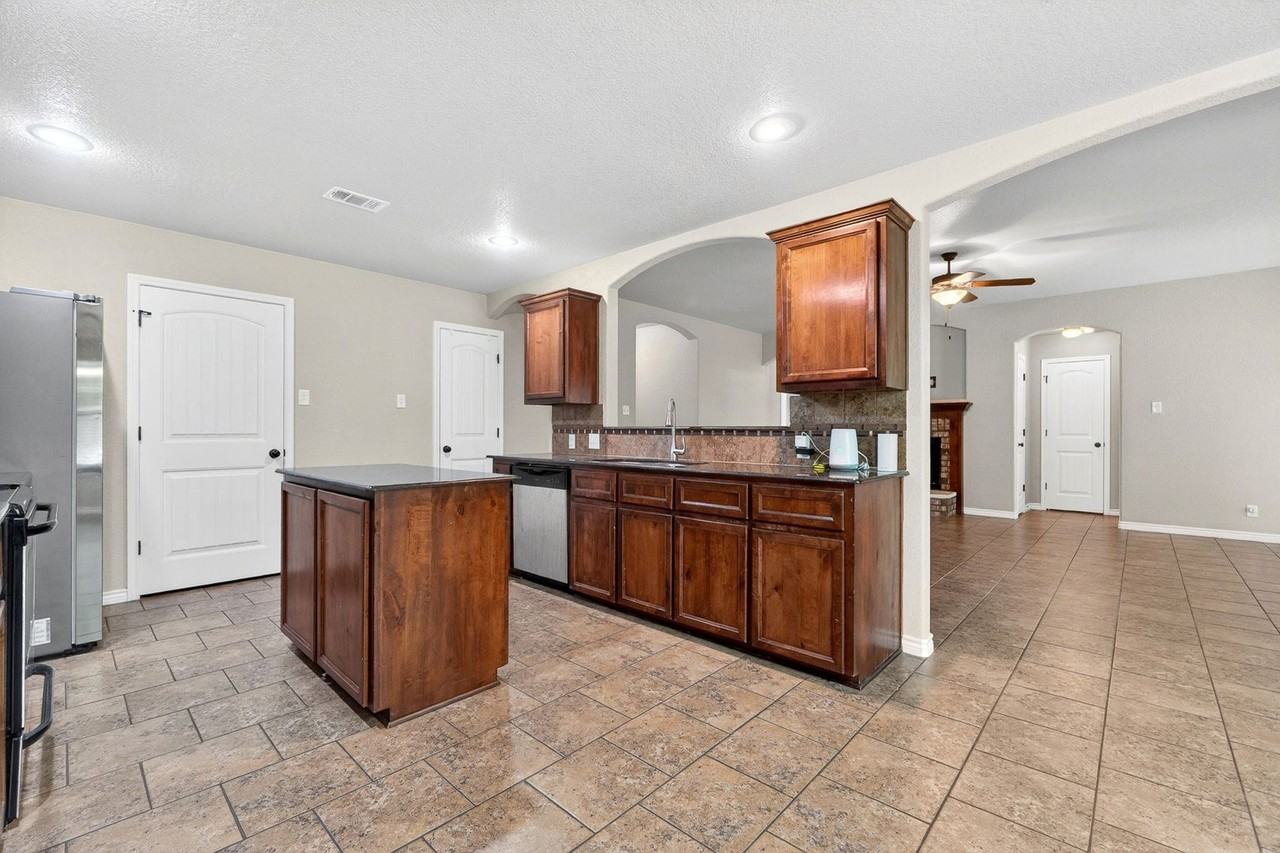 6005 New Castle Dr - Photo 5 of 22