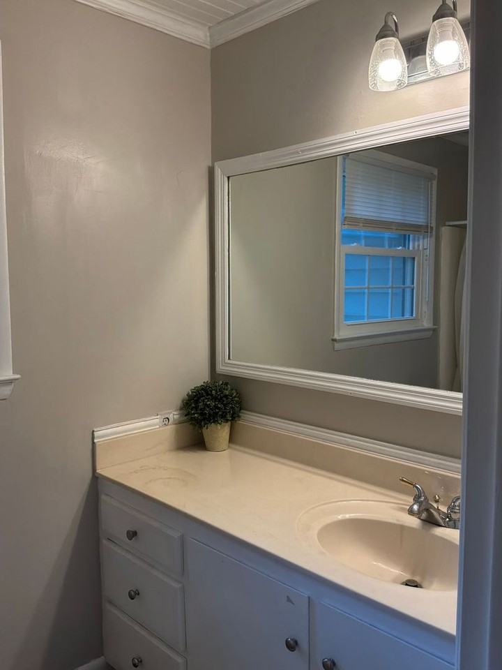 801 Phillips St - Photo 2 of 21