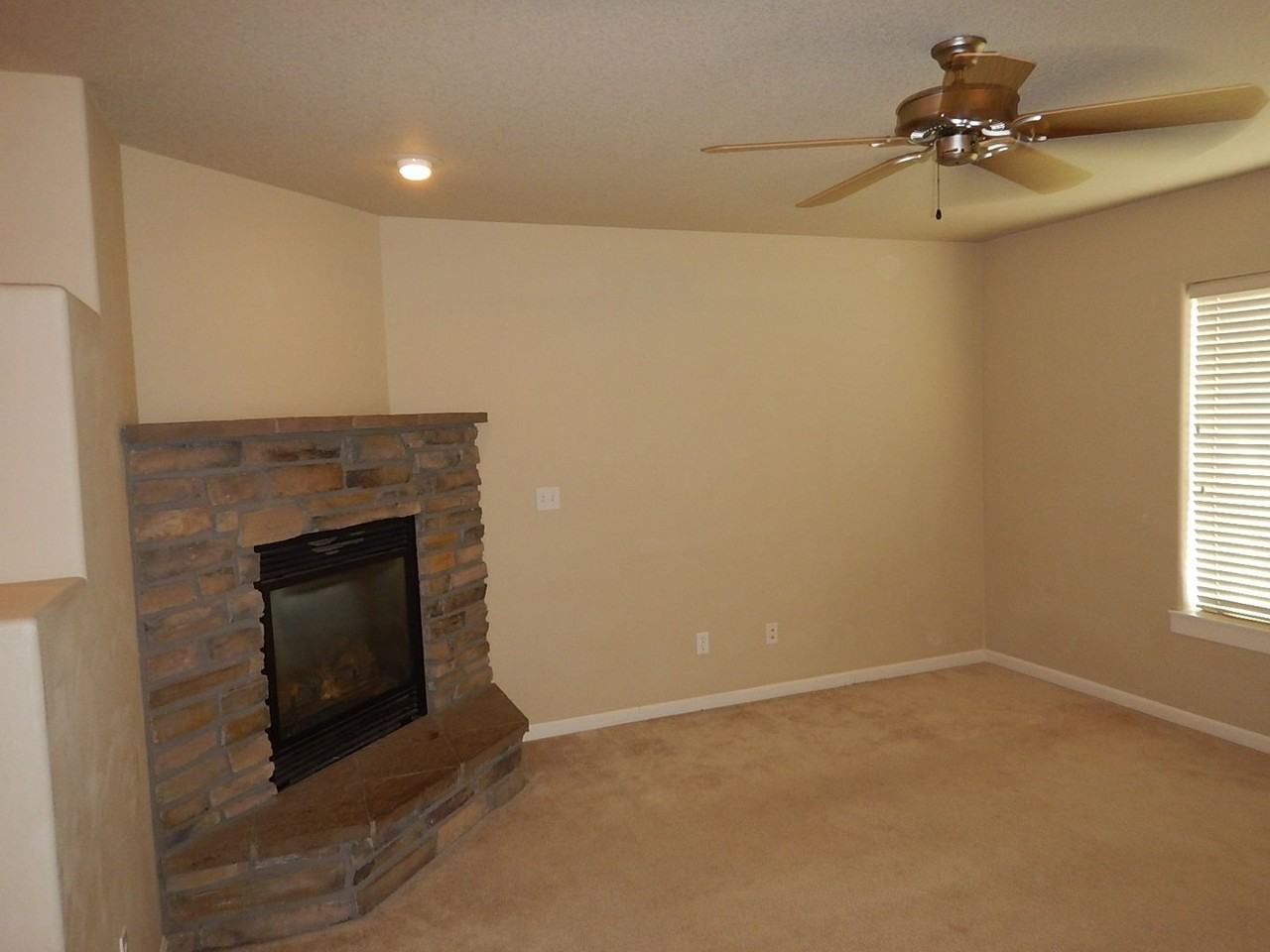 1214 Ne Littleton Ln - Photo 6 of 11
