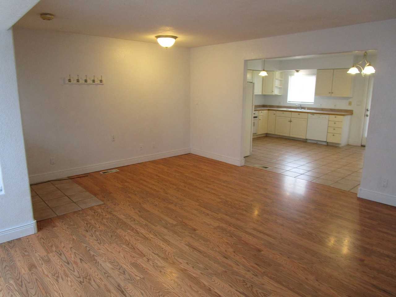 604 Ne Lookout Ave - Photo 3 of 15