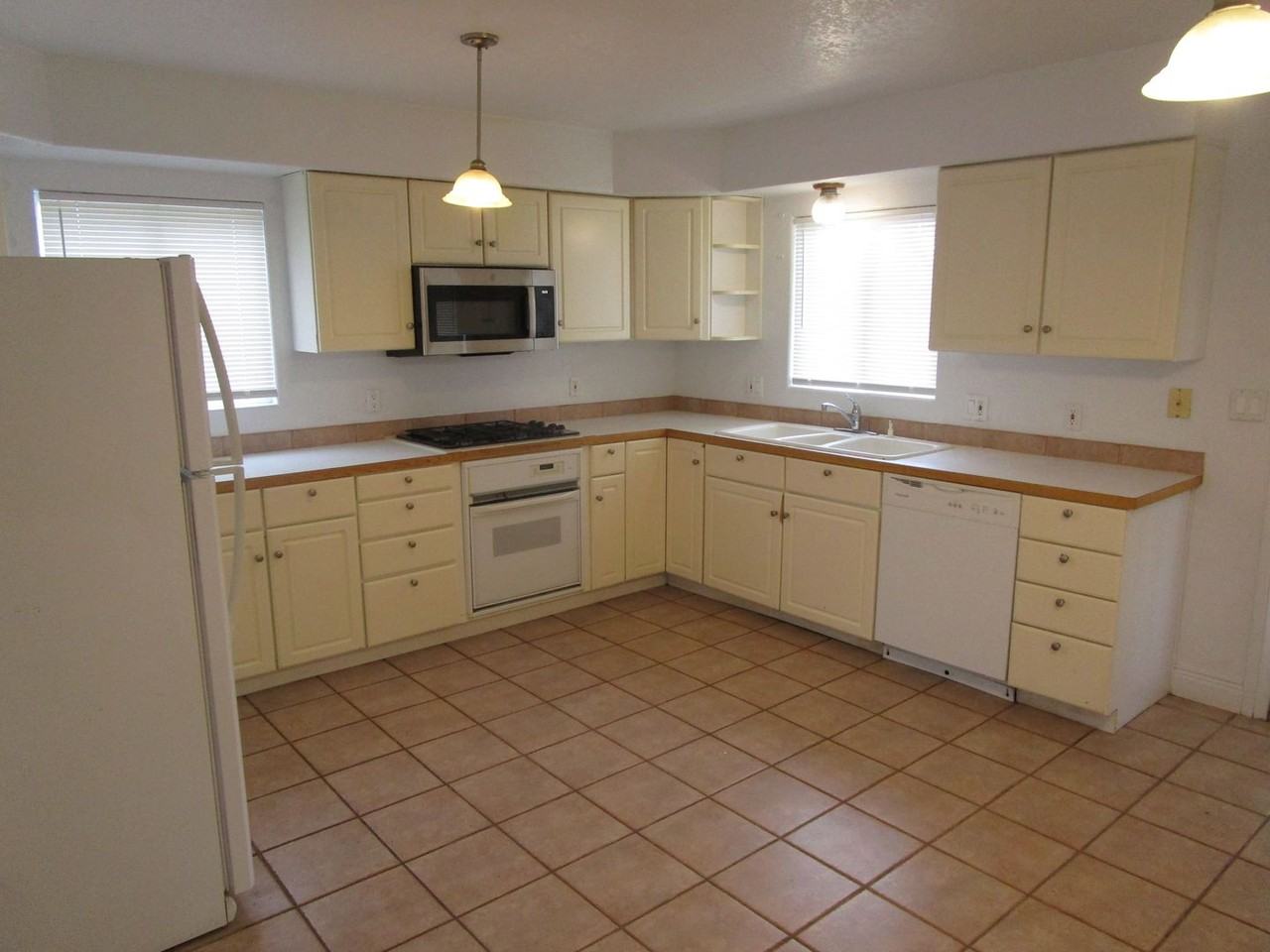 604 Ne Lookout Ave - Photo 4 of 15