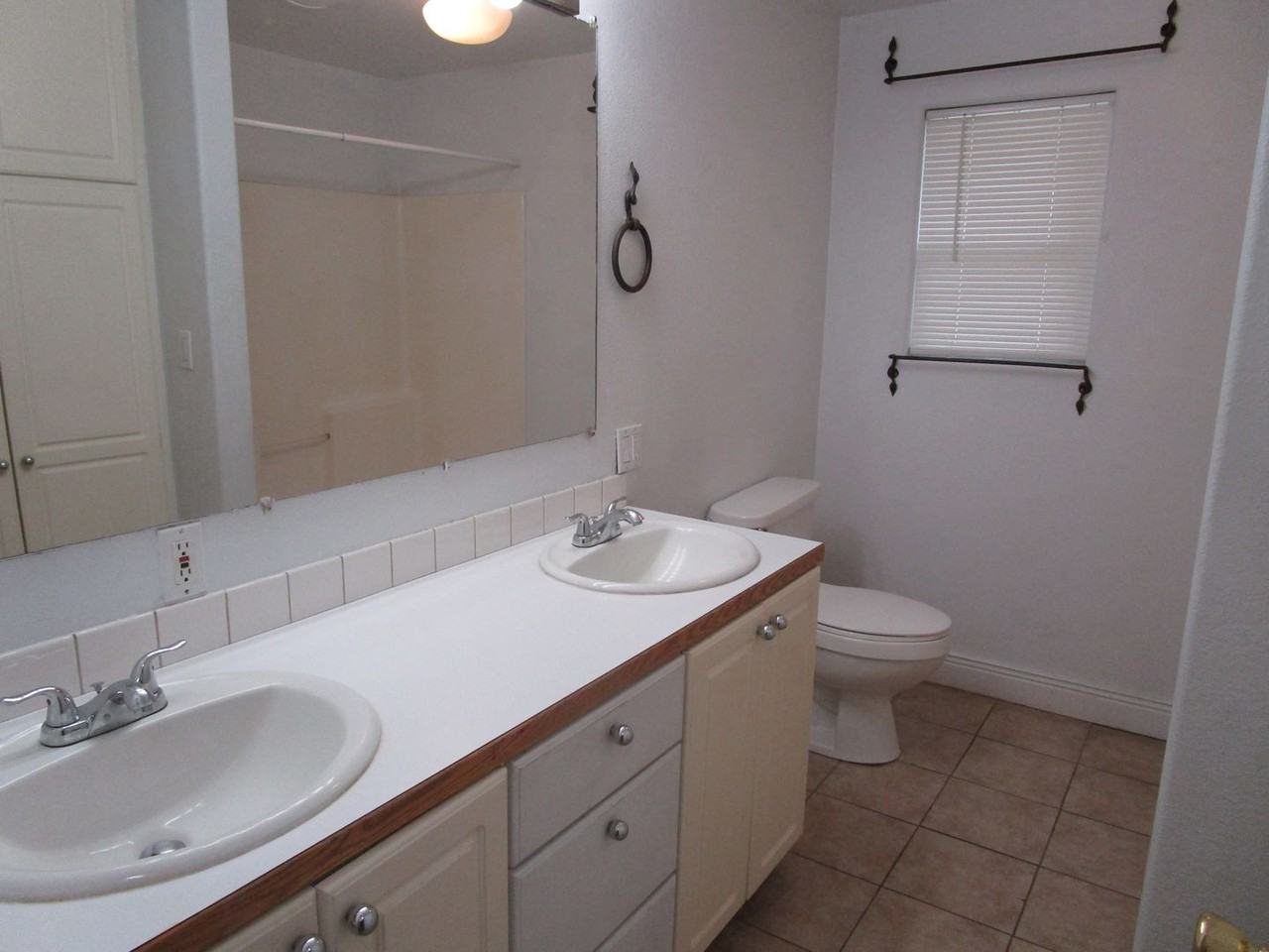 604 Ne Lookout Ave - Photo 7 of 15