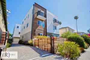 featured image of 4 BURBANK BLVD - 4 UNITS