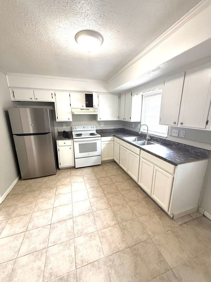 6040 Eric Ln - Photo 5 of 13