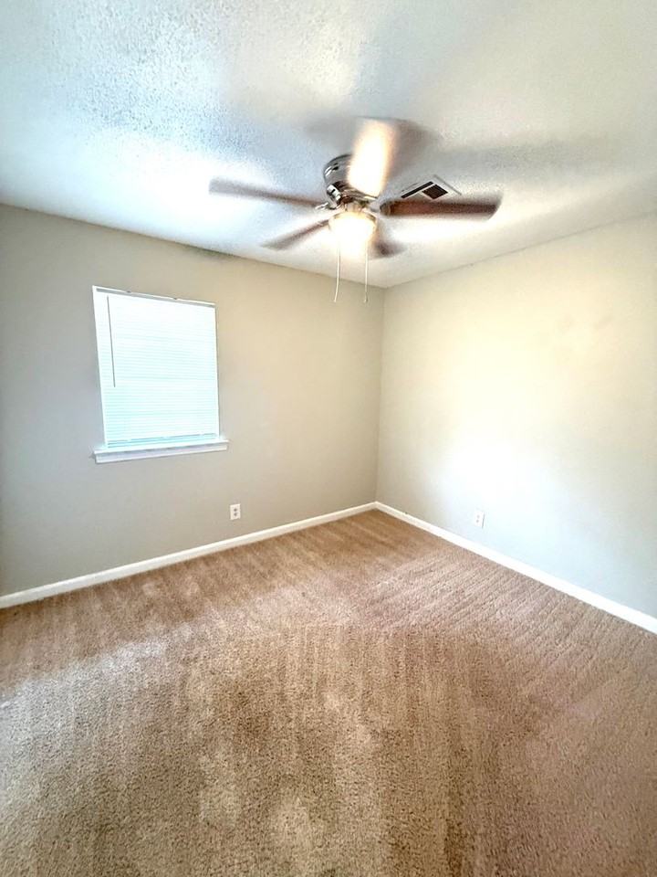 6040 Eric Ln - Photo 7 of 13