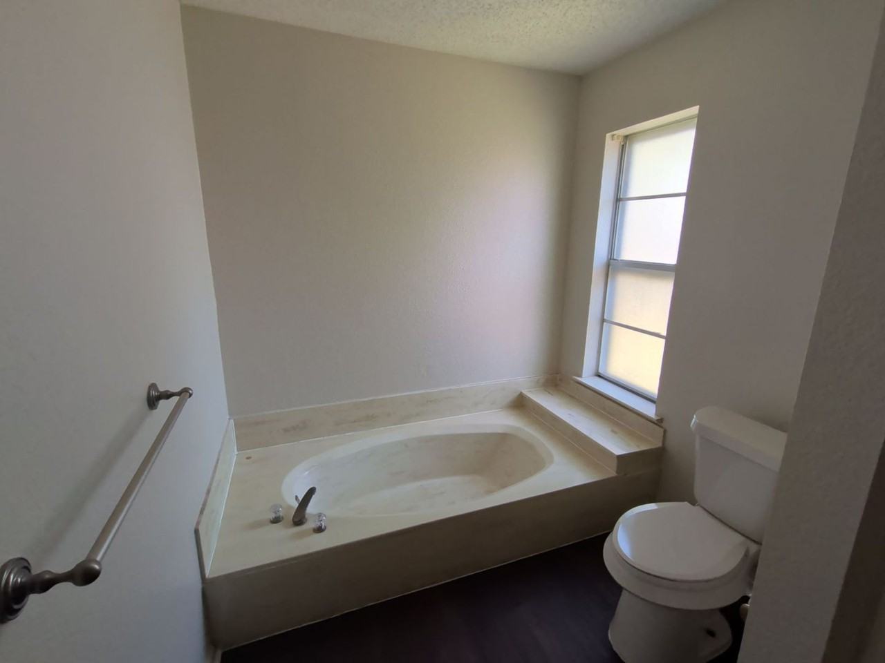 5541 Wood View St - Photo 7 of 17