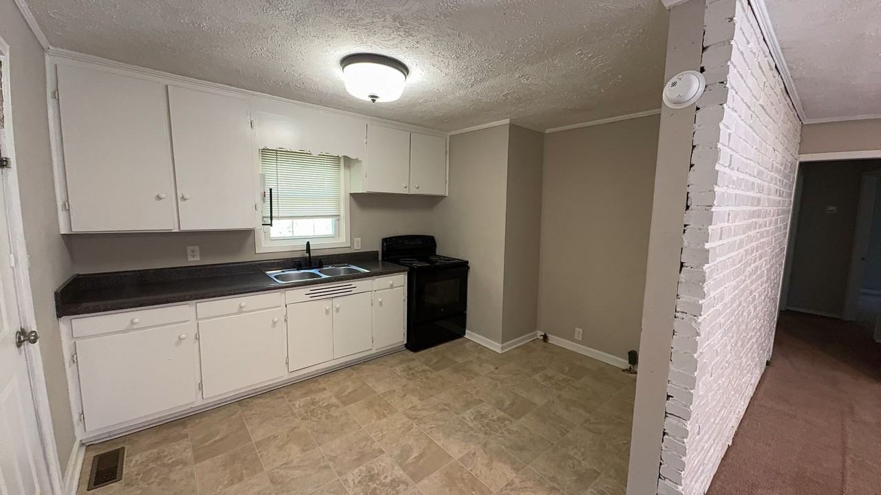 1095 Foster Cir - Photo 2 of 12