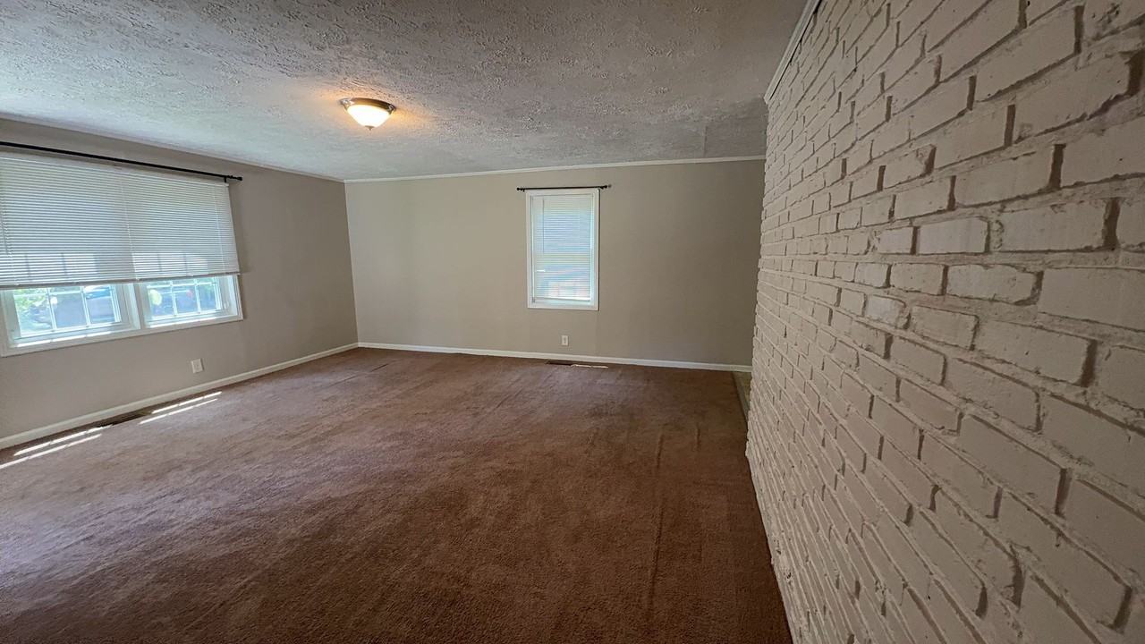 1095 Foster Cir - Photo 3 of 12
