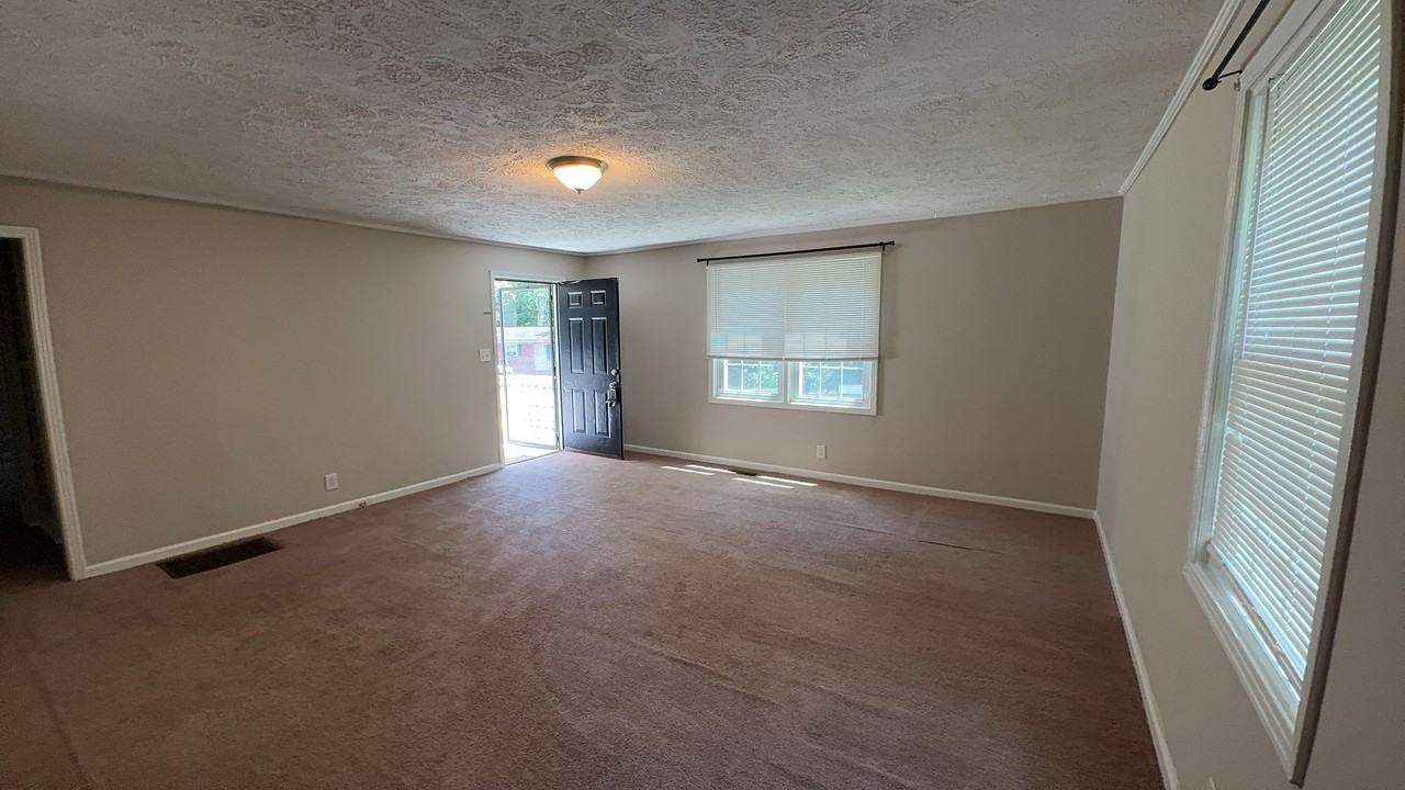 1095 Foster Cir - Photo 4 of 12