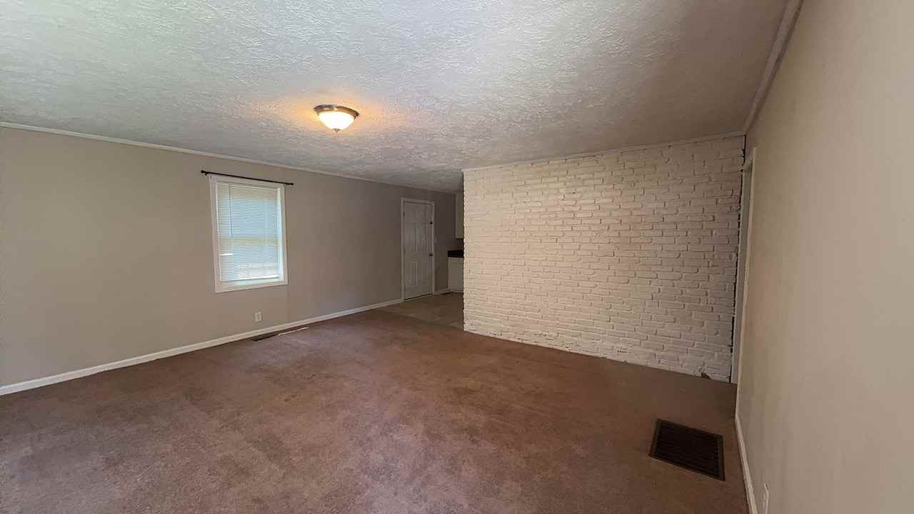 1095 Foster Cir - Photo 5 of 12