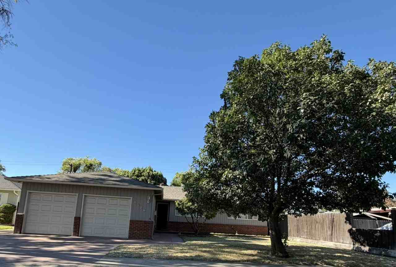 1526 Maplewood Dr - Photo 3 of 22