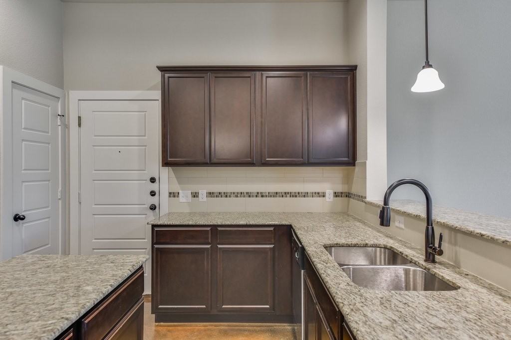 4052 Shiloh Ct - Photo 5 of 15