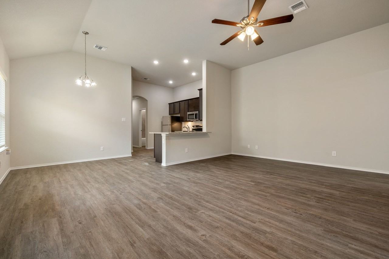 9211 Canyon Bnd - Photo 5 of 16