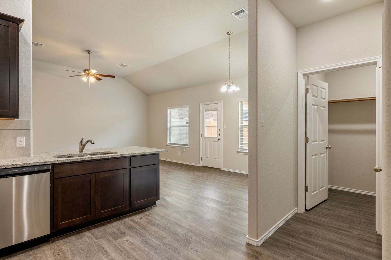 9211 Canyon Bnd - Photo 7 of 16