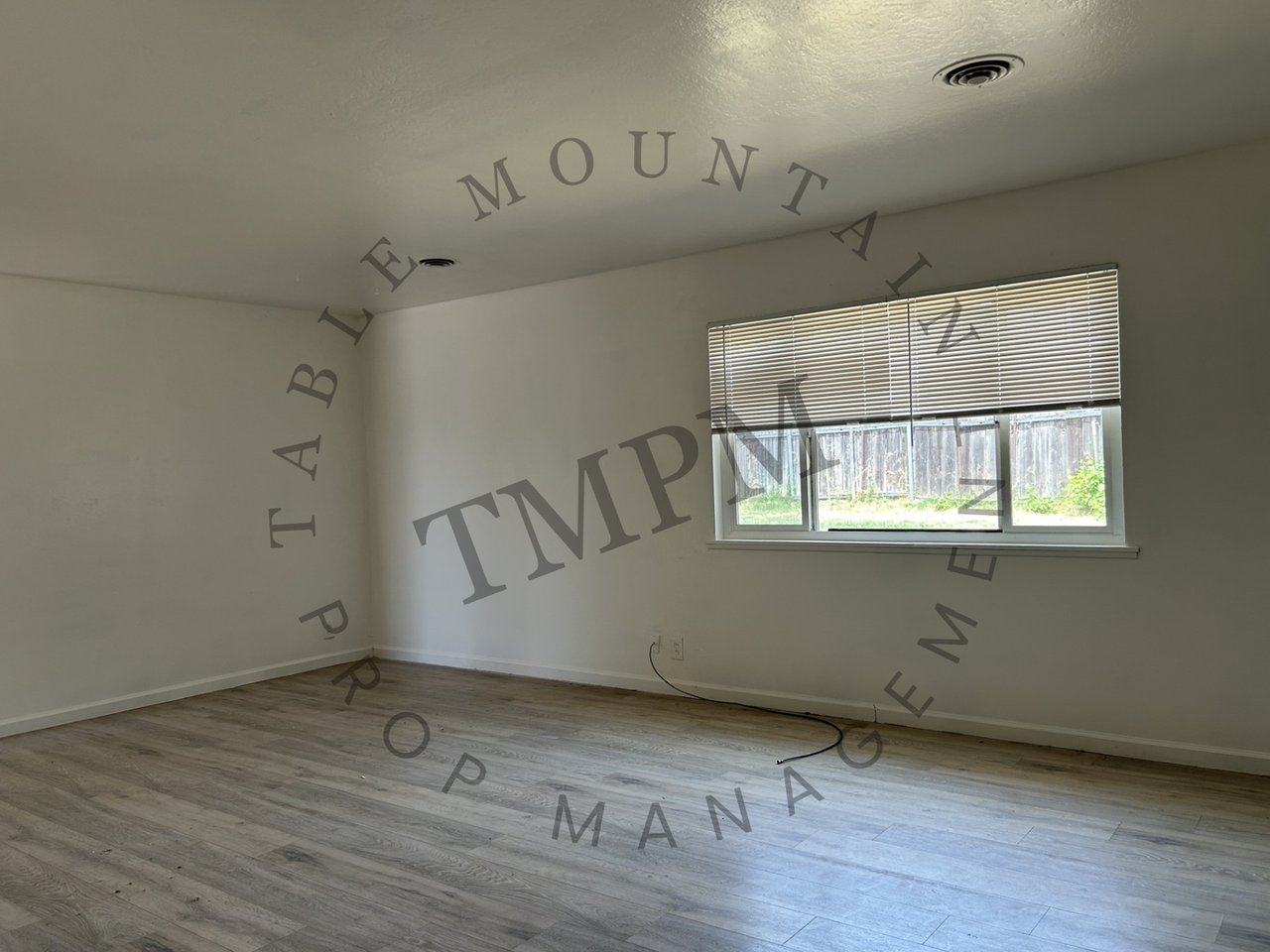 2262 Las Plumas Ave - Photo 2 of 8