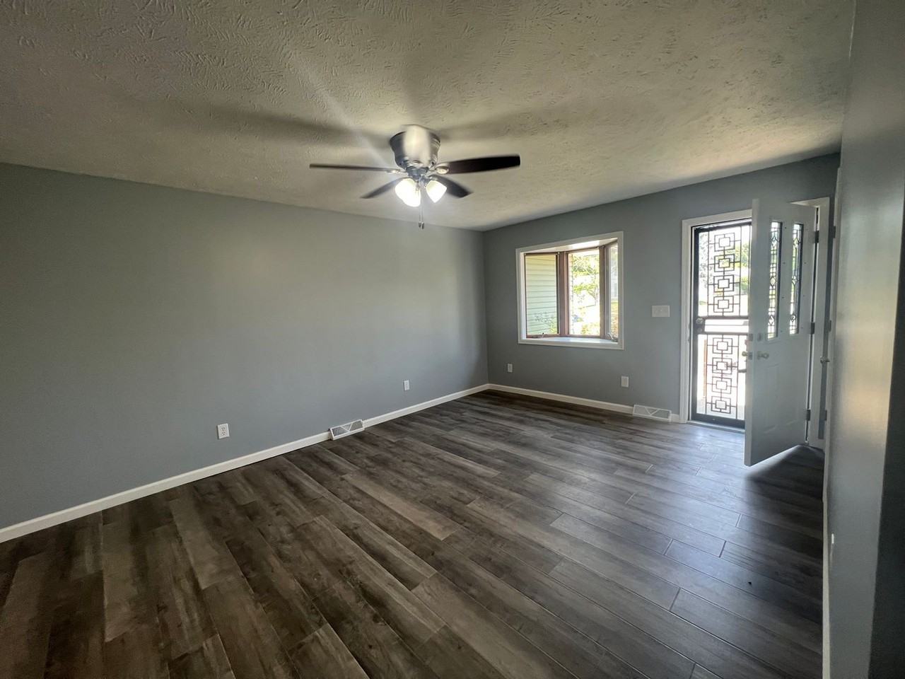 83 Roundtable Rd - Photo 2 of 14