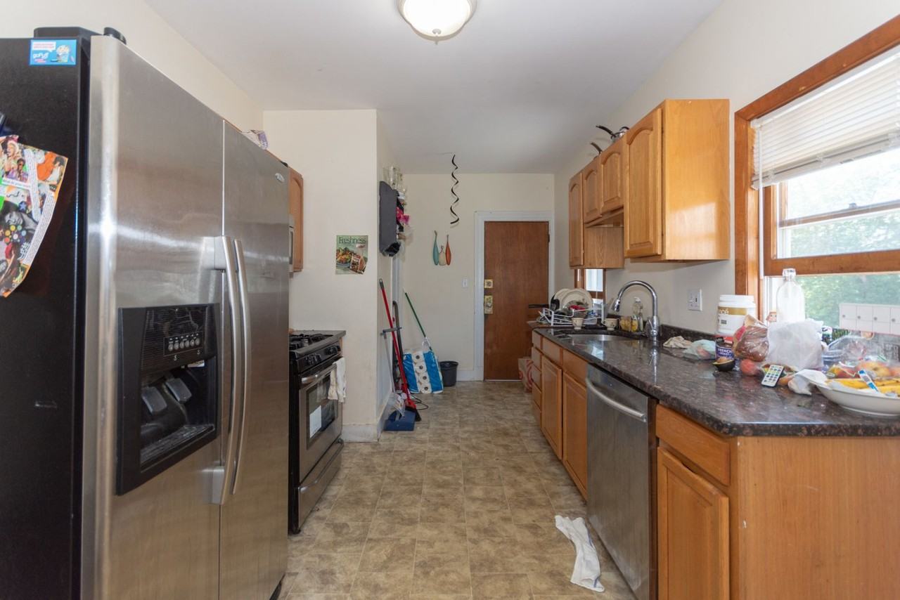 121 Franklin St - Photo 4 of 9