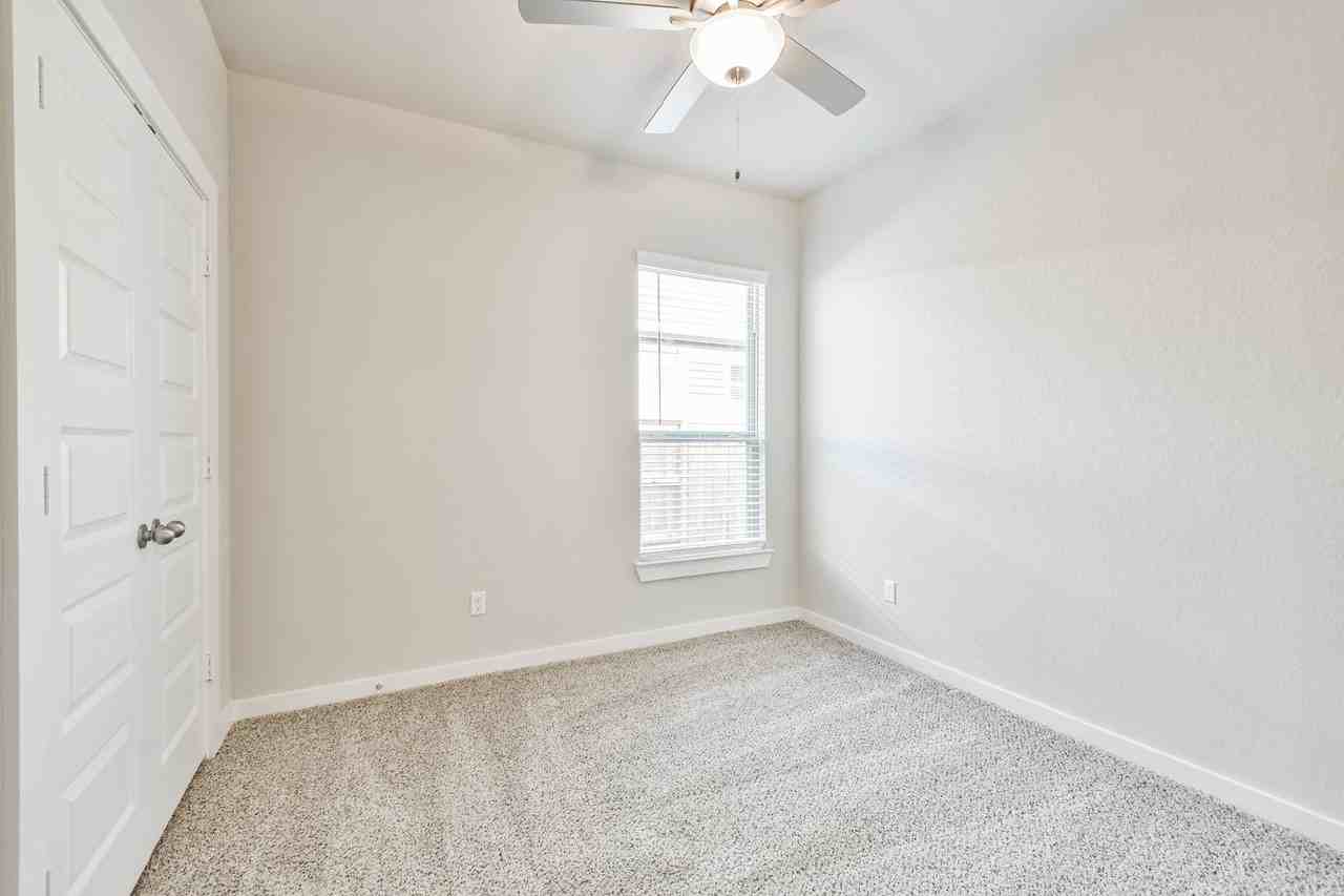 9800 Grosbeak Ln - Photo 4 of 37