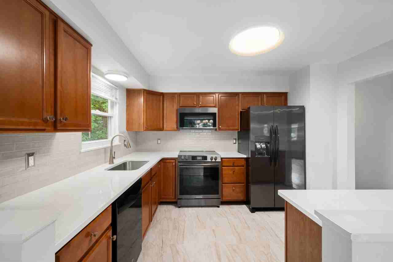 100 Oak Dr - Photo 3 of 27