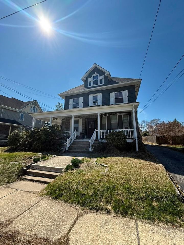 236 W Ridley Ave - Photo 2 of 6