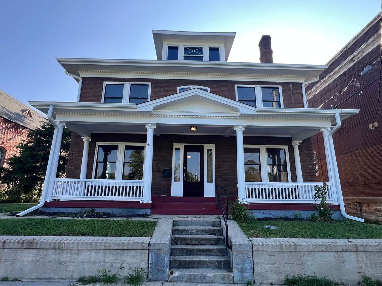 416 N Conover St - Photo 3 of 27
