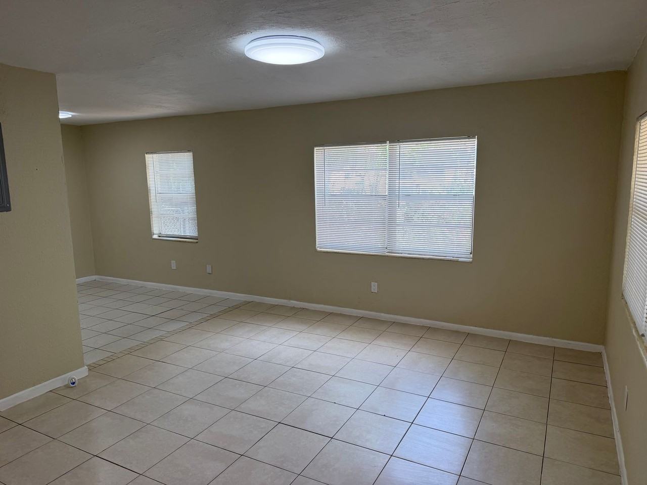 3011 Nw 17th St - Photo 3 of 10