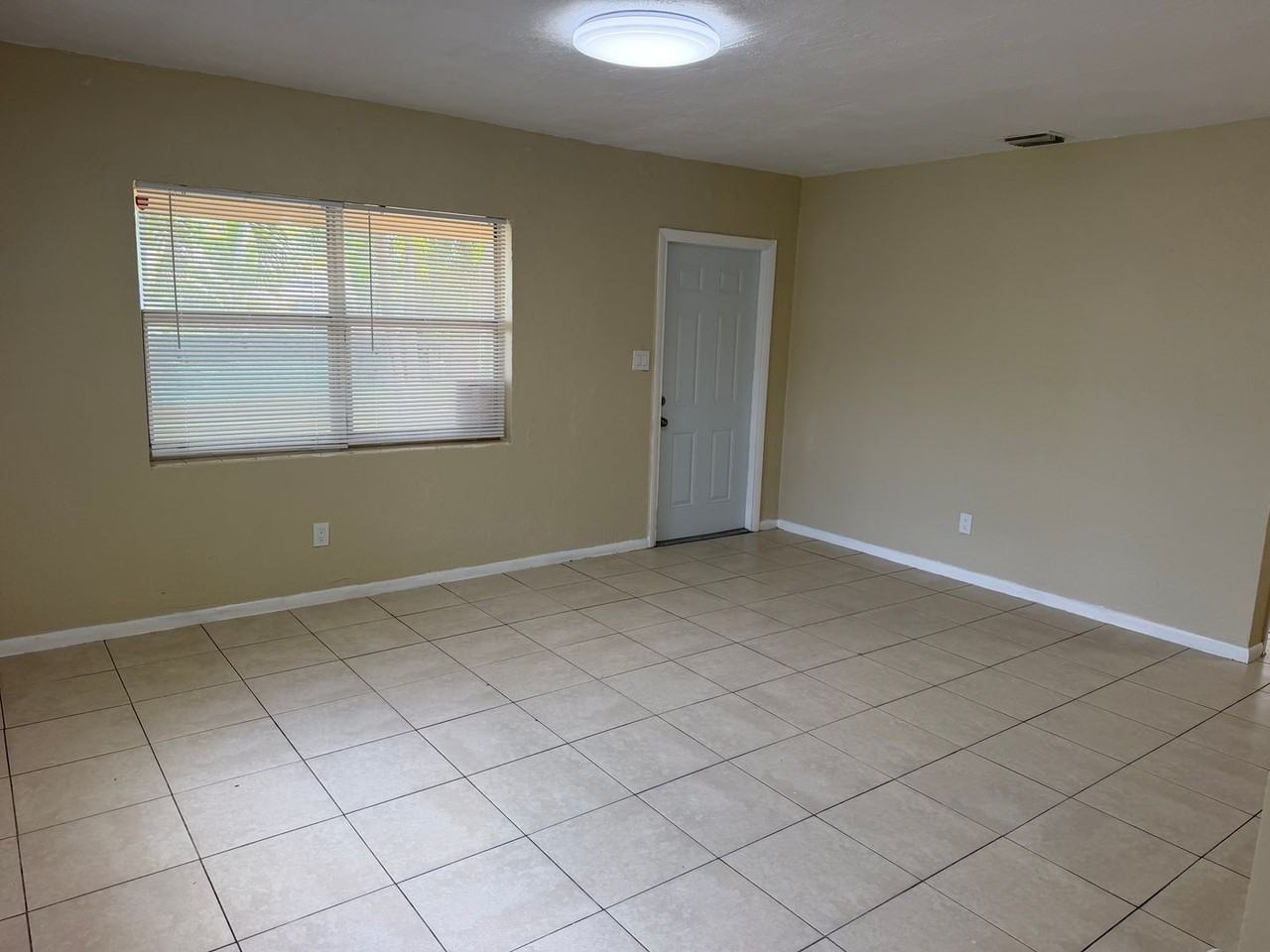 3011 Nw 17th St - Photo 4 of 10