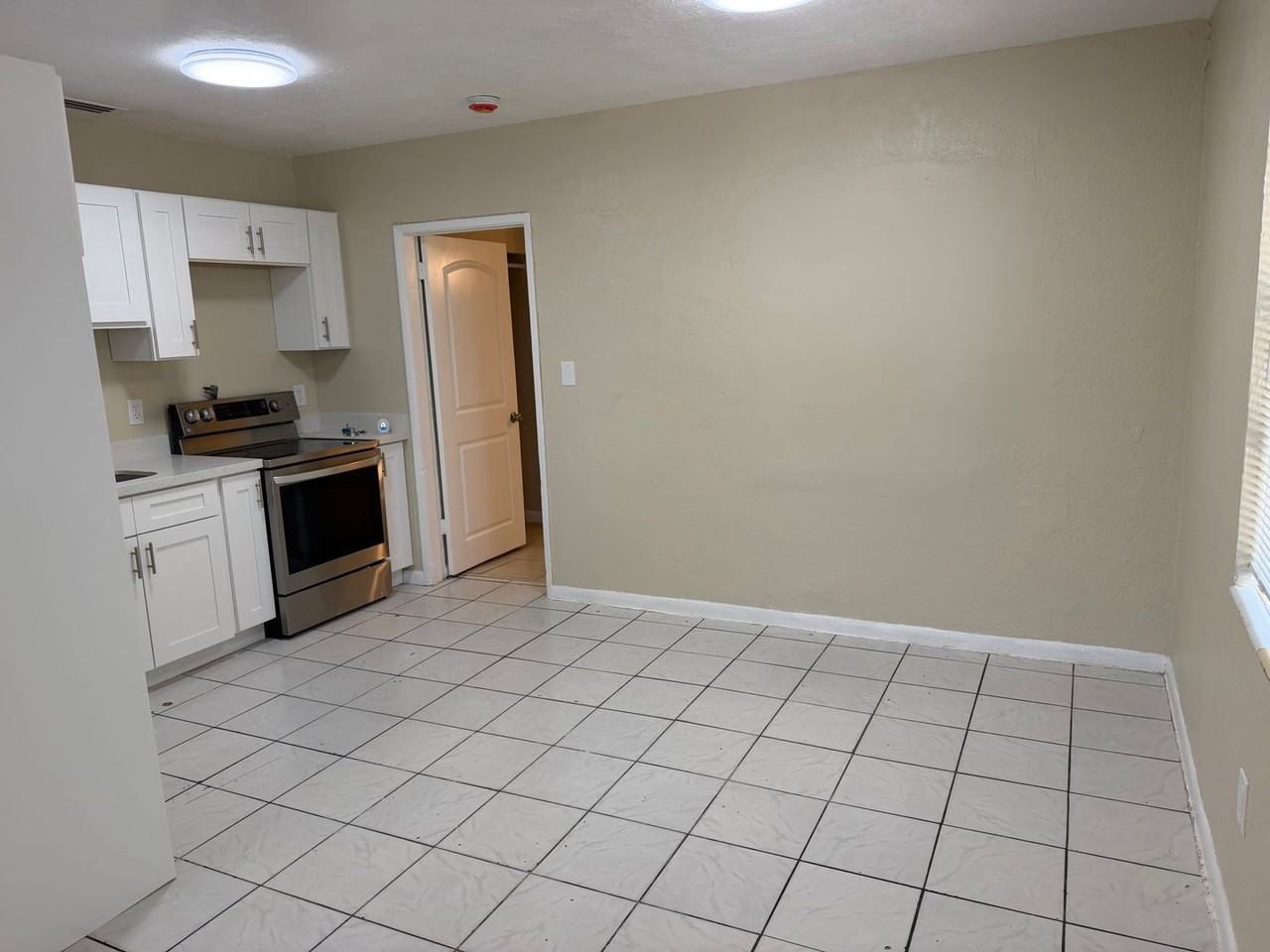 3011 Nw 17th St - Photo 5 of 10