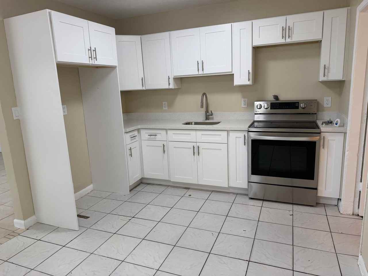 3011 Nw 17th St - Photo 6 of 10