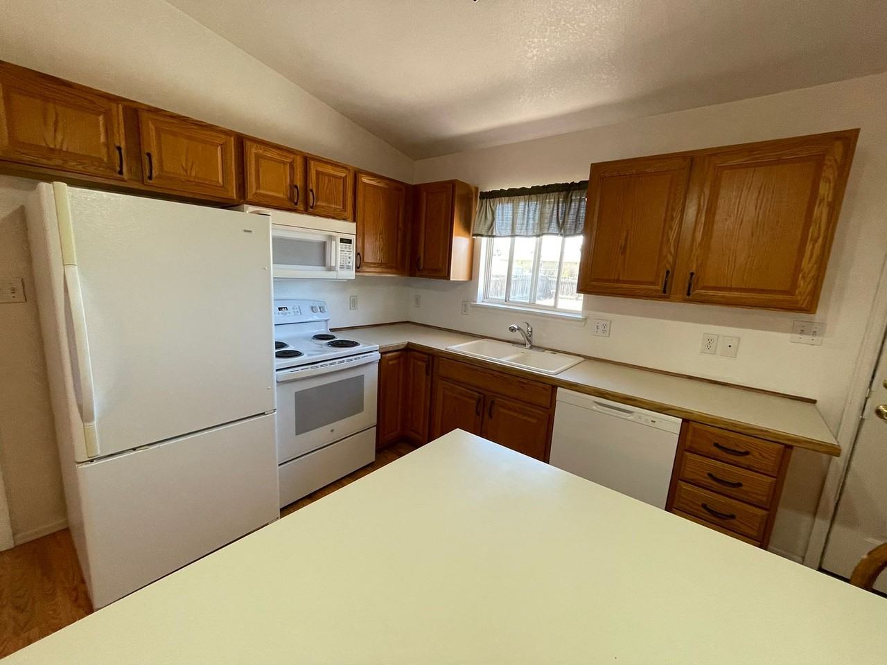 429 S Oak Creek Dr - Photo 4 of 17