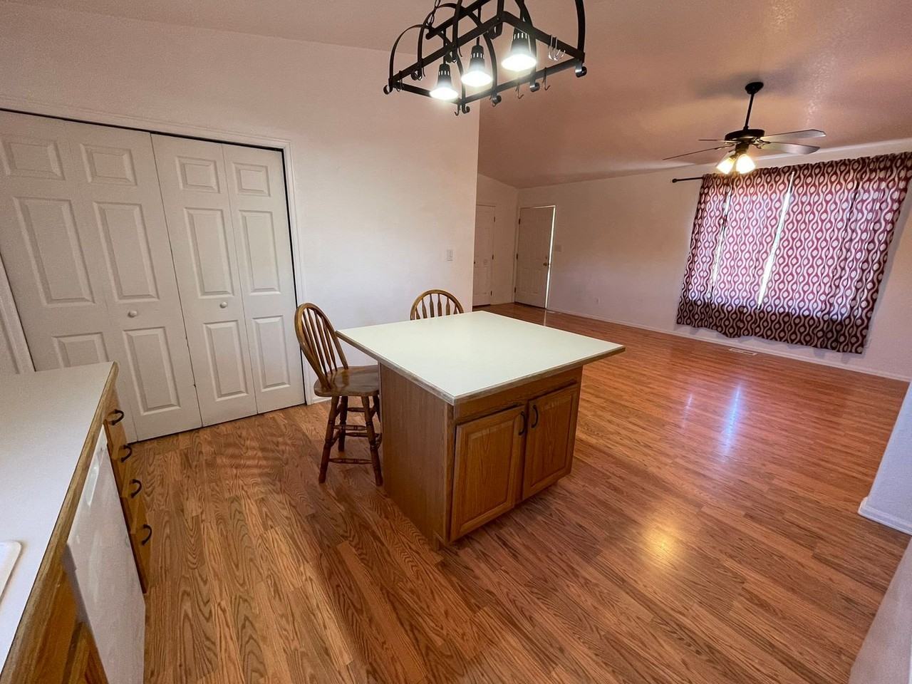 429 S Oak Creek Dr - Photo 5 of 17
